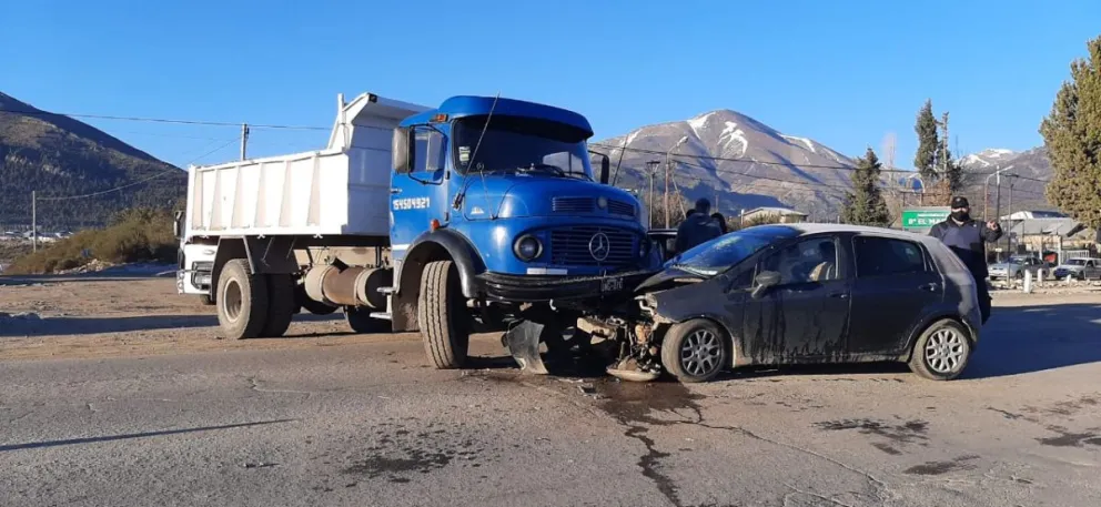 Violento choque casi frontal entre un auto y un camión