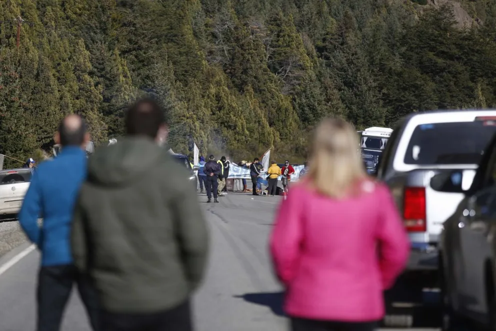  Continúa el corte de ruta de gastronómicos en los accesos a la ciudad
