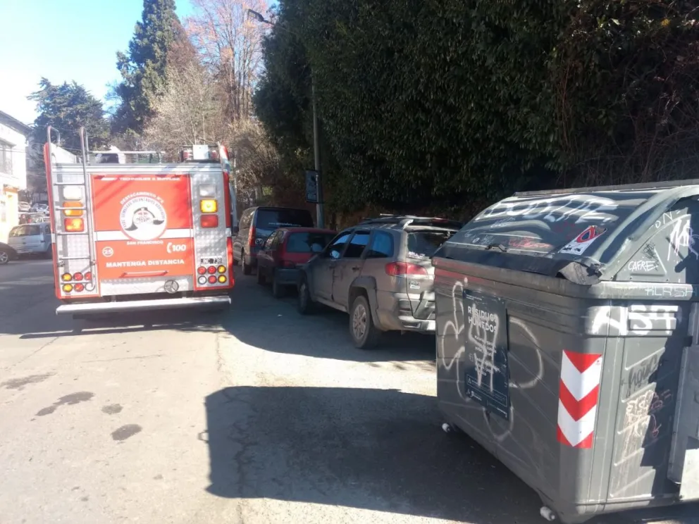 Se incendió un contenedor de residuos municipal en pleno centro de la ciudad