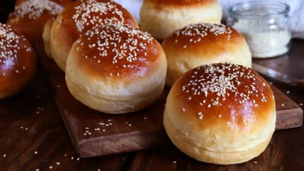 Cómo hacer panes caseros de queso cheddar para tus hamburguesas