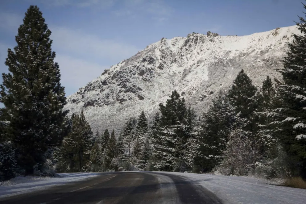 Cómo trabajan durante la madrugada para evitar que se congelen las rutas  