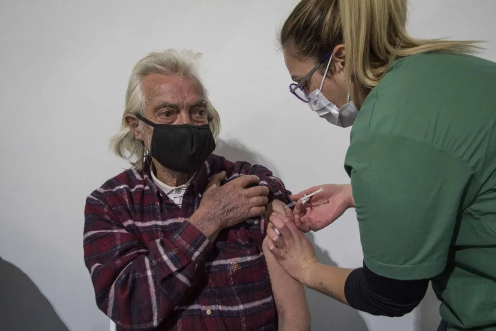 Convocan al grupo de personas mayores de 70 años para la aplicación de la tercera dosis