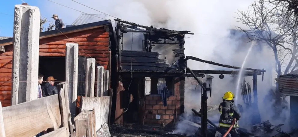 El fuego arrasó una vivienda del barrio Nueva Esperanza
