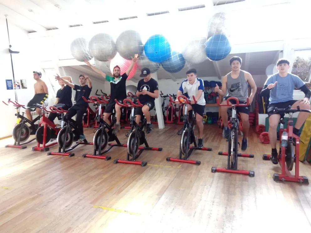 Arco Iris de Virgen Misionera se alista en el gimnasio