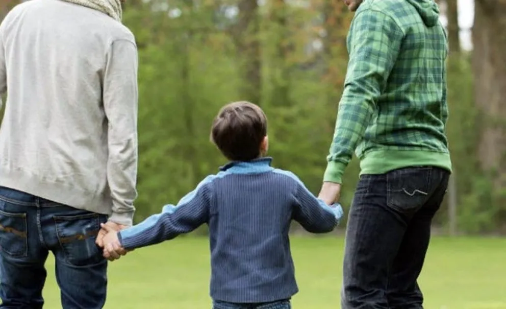 Triple filiación: la Justicia dictaminó que un niño tendrá una madre y dos padres legalmente  