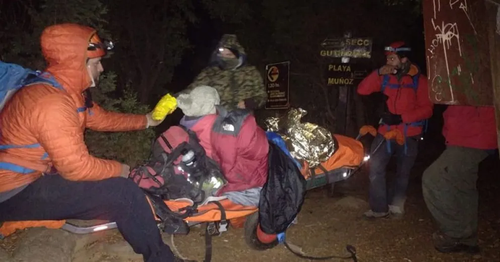 VIDEO: Evacuaron a una mujer que se lesionó en la montaña y también fue infraccionada