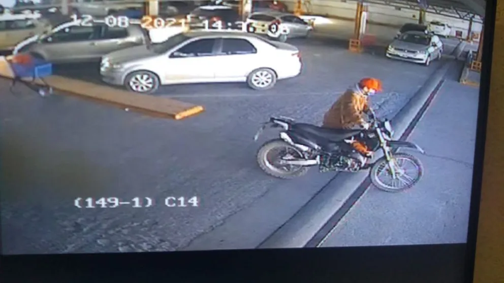 Impune robo: así sustraían una moto del estacionamiento de un supermercado