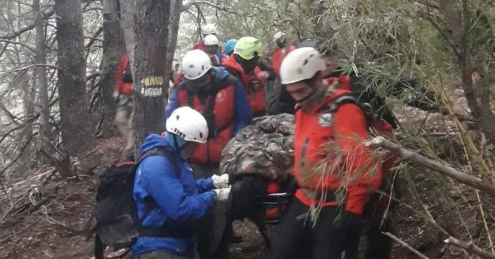 Rescataron a una mujer en un sendero del cerro Colorado