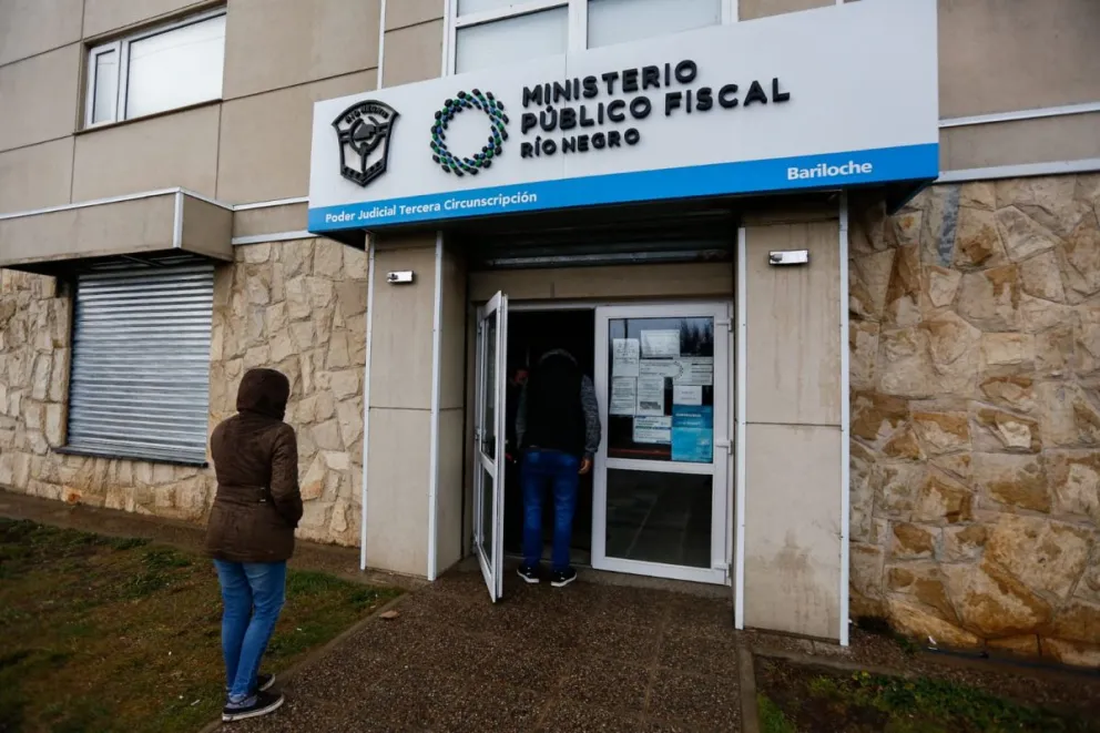  El imputado habría enviado múltiples mensajes de audio con contenido amenazante a la mujer y a la hija menor de ésta. 