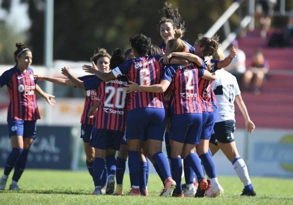 Fútbol femenino: San Lorenzo goleó y manda en lo más alto