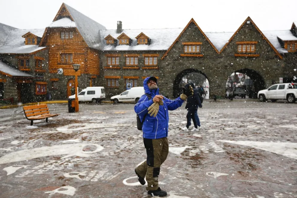 Turistas disfrutaron de la nieve en el centro de Bariloche 