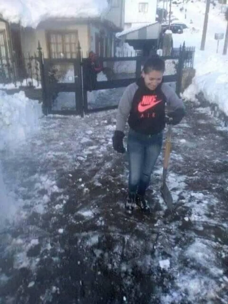 Vecina se ofrece para sacar nieve de veredas y frentes de viviendas 