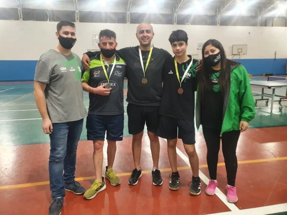 El tenis de mesa de fiesta en su vuelta
