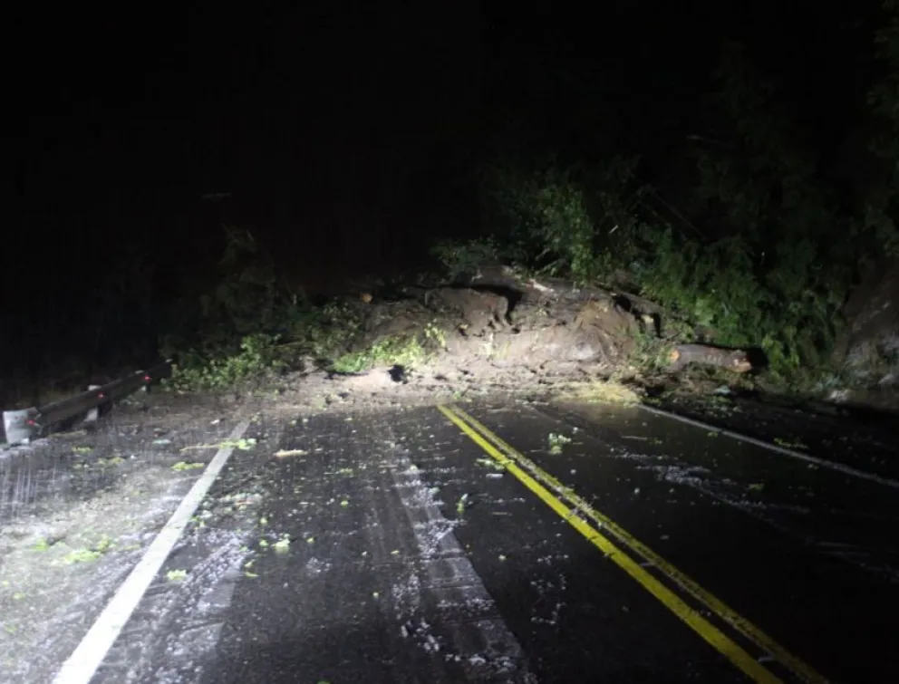 Un alud cortó la ruta 40 en Villa la Angostura 