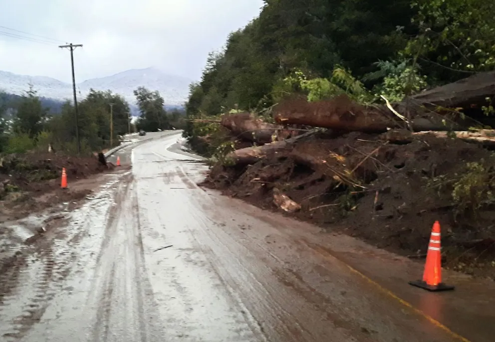 Luego del alud habilitan un paso para vehículos de emergencia