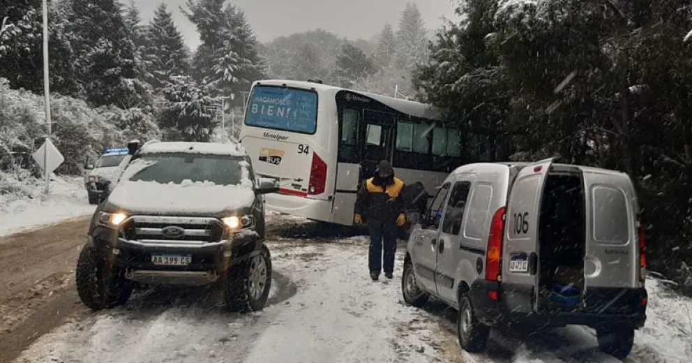 Aparatoso despiste de un colectivo de Mi Bus que intentó esquivar autos atravesados  
