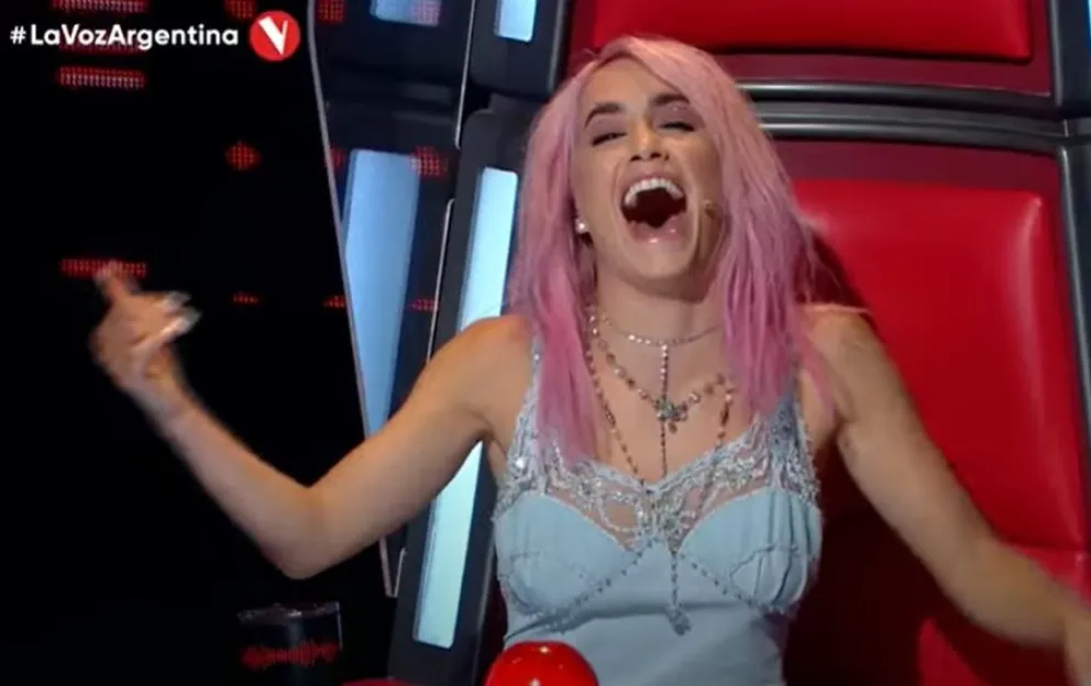 El look de "recién levantada" de Lali en La Voz Argentina