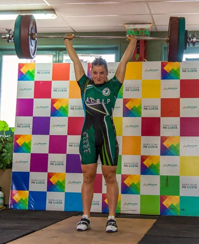 Katherina Szebun se afianza en la Liga Patagónica de Levantamiento Olímpico