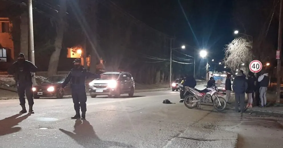 Un motociclista herido tras embestir a un auto que iba en la misma dirección