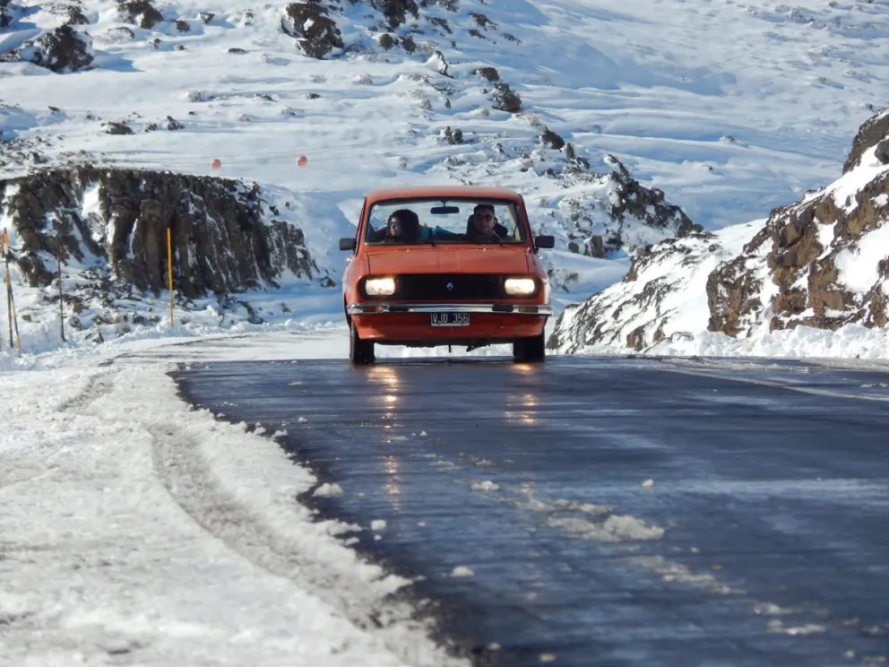 Un Renault 12 se hizo viral transitando la ruta en medio de la nieve 