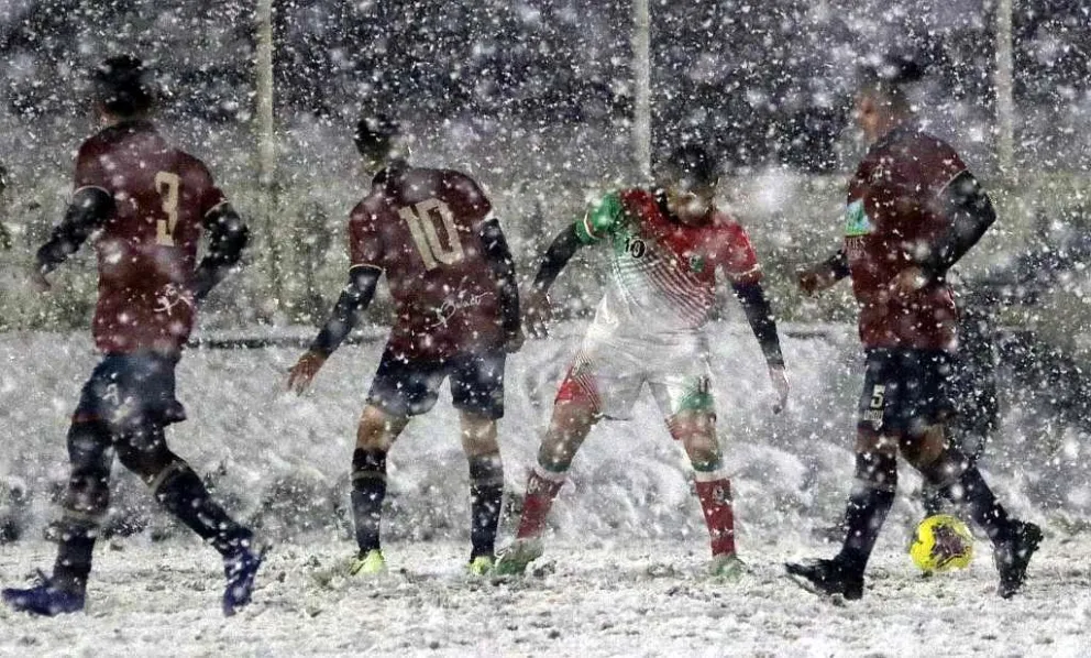 No hay excusas: En Bariloche se juega al fútbol bajo la nieve