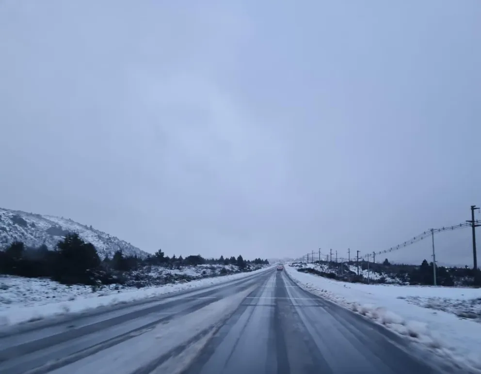 Comenzó a helar y a formarse hielo en tramos de las rutas de Circunvalación y 23