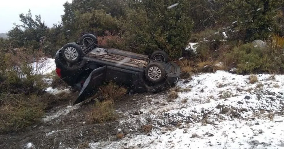 Viajaba de Bariloche a La Angostura y volcó: sufrió una crisis de nervios