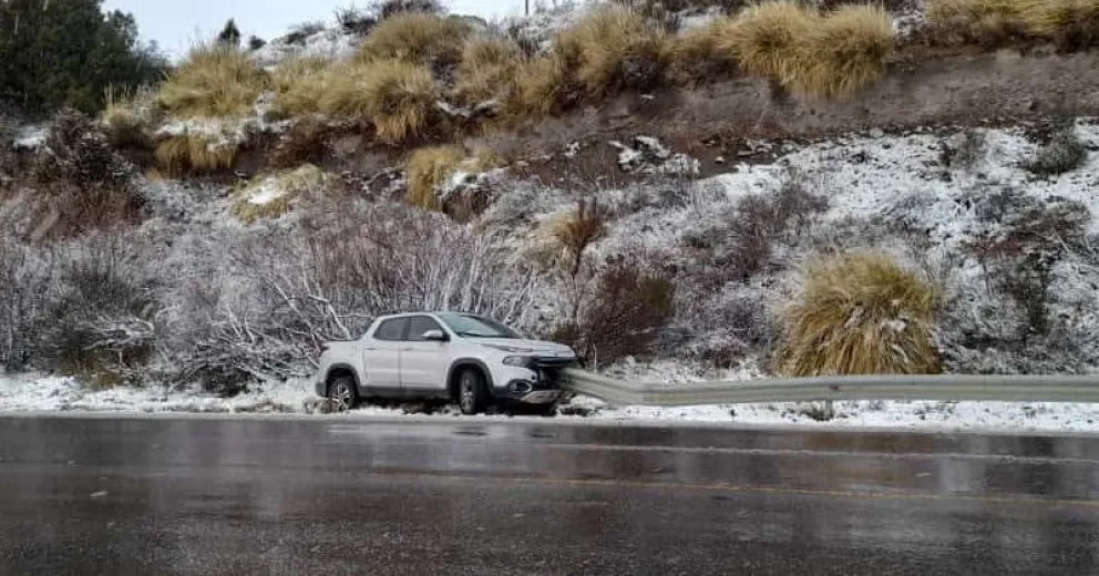 Perdió el control de su Fiat Toro y chocó contra el guardarraíl