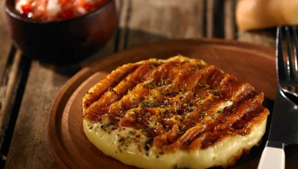 Todos los secretos para hacer una provoleta perfecta a la parrilla