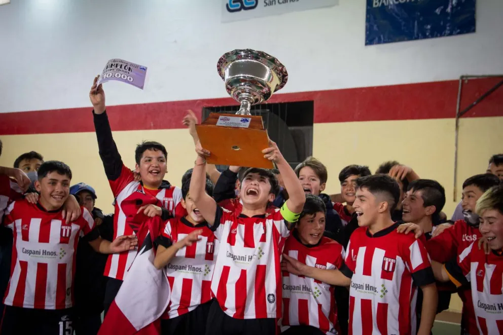 Estudiantes Unidos gritó campeón ante un digno CAB16