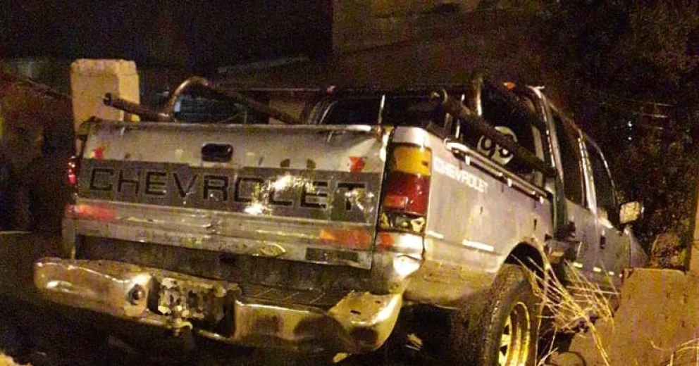 Manejaba borracho, se incrustó contra el frente de una casa y los dueños quisieron golpearlo 