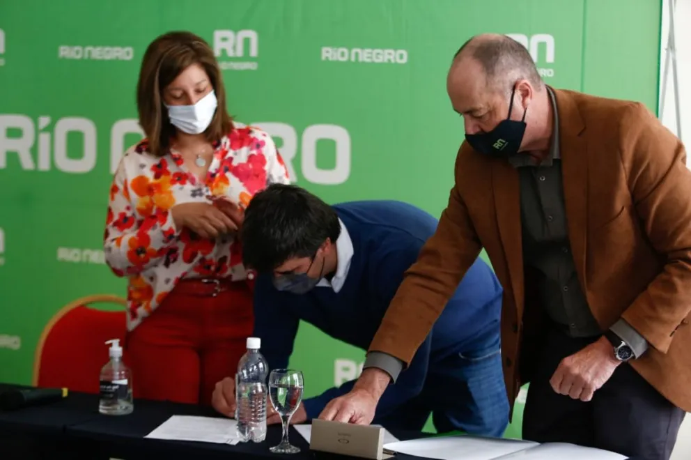 Se firmó el contrato por la ampliación de la Avenida Bustillo