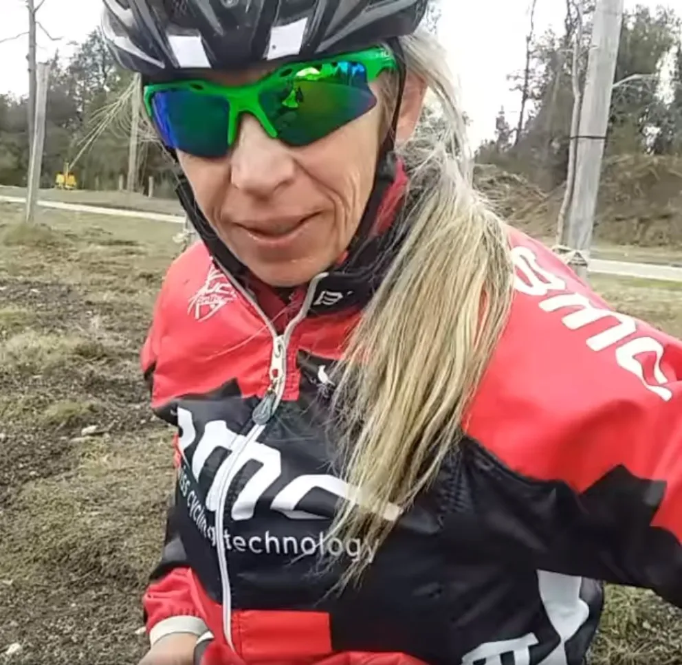 Ciclista de La Angostura estalló contra la cartelería política y se hizo viral