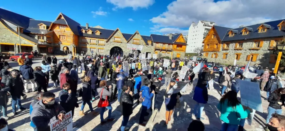 Concurrida concentración para pedir por la vuelta del turismo estudiantil  