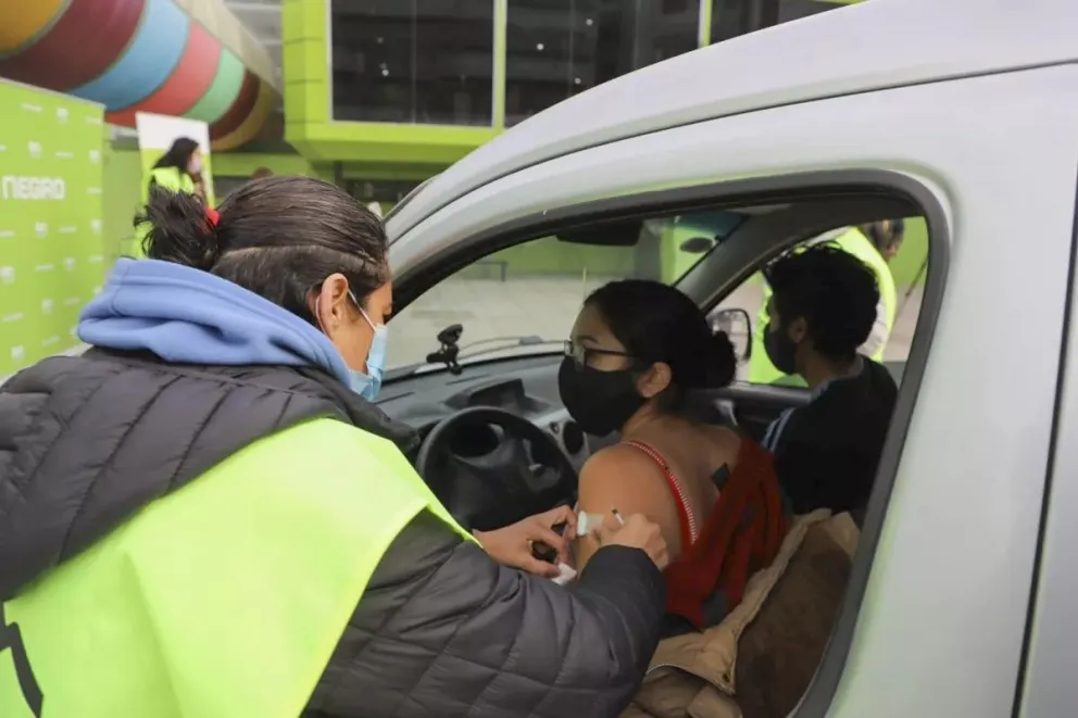 Este domingo se realizará en Bariloche la jornada de vacunación sin bajarse del auto  
