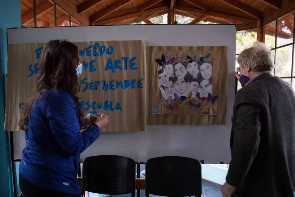 La escuela N° 329 obsequió un mural con el rostro de los nueve jóvenes que fallecieron en el Ventana