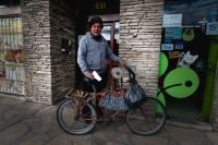 Viajar y trabajar: Roberto, el afilador que todos los años recorre Bariloche  