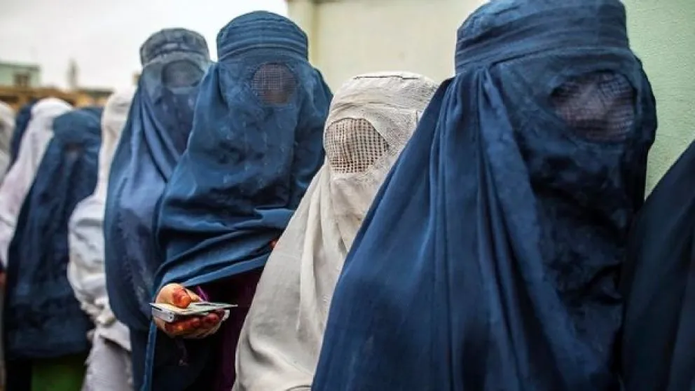 Afganistán: en un hecho inédito mujeres marcharon por sus derechos