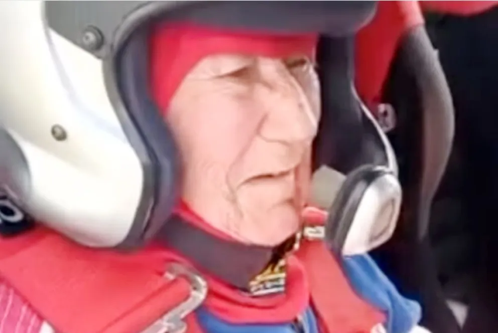Viral: a los 88 años hizo su sueño realidad y anduvo en un auto de rally