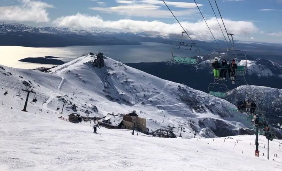 Por riesgo de avalanchas cierran la parte alta del cerro Catedral 