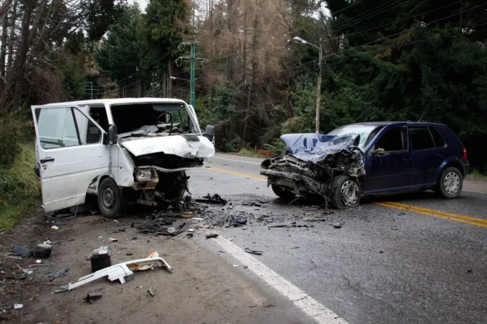 Impactante choque frontal en Pioneros: dos heridos trasladados en ambulancia 
