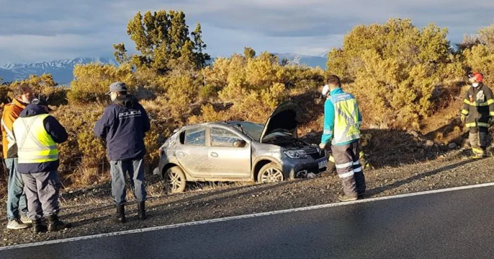 Viajaban hacia Bariloche y volcaron cerca de la recta de Jones