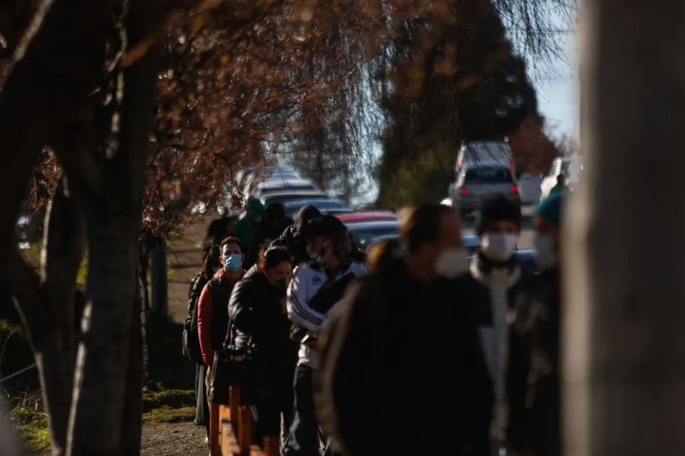  Largas filas en el vacunatorio con la llegada de segundas dosis de AstraZeneca
