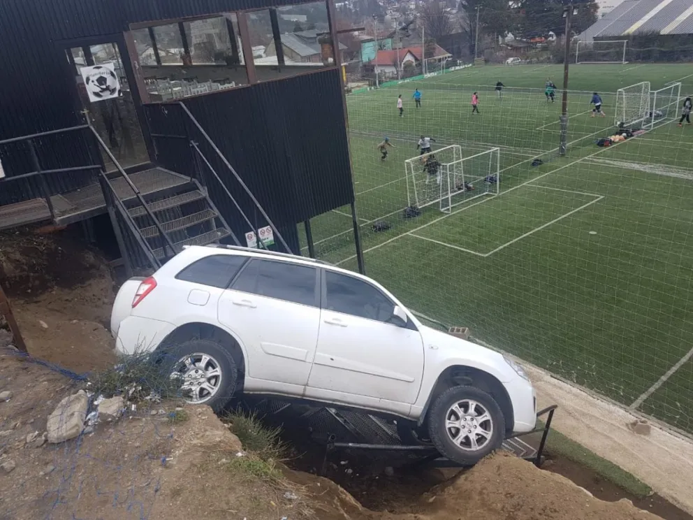 Dejó la camioneta en neutro, se le fue y casi se mete adentro de una cancha de fútbol  
