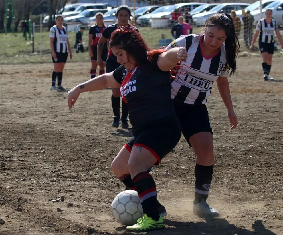 Juegan infantiles, juveniles y sale la primera a la cancha
