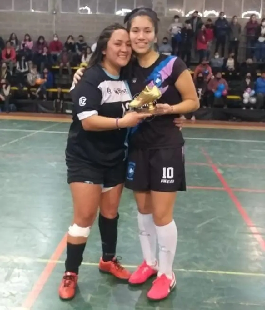 Futsal femenino: Se llevó el trofeo de goleadora, pero se lo regaló a su rival