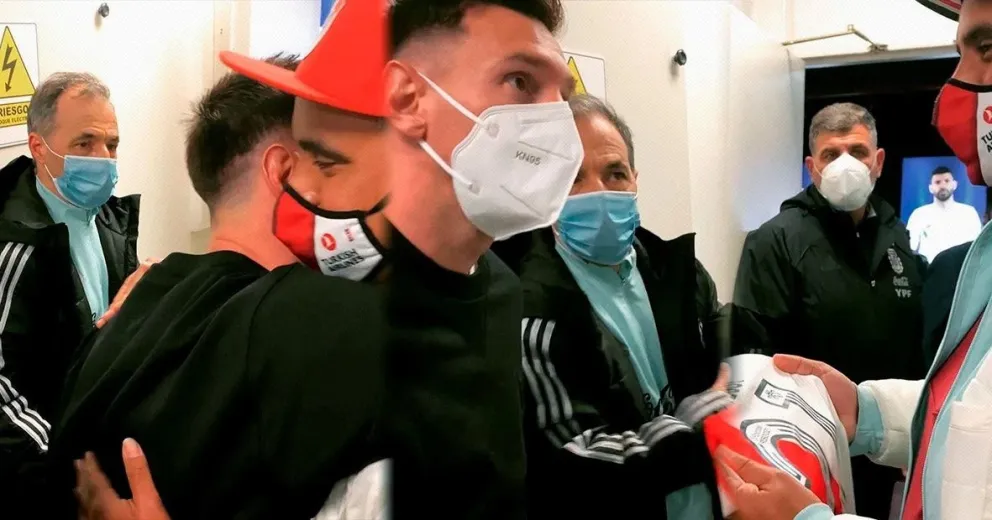 Otro momento emotivo para Messi: ¿Por qué le regalaron la camiseta de River con el número 21?