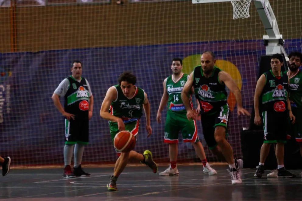 Pehuenes A derrotó a Dina Huapi y es líder del torneo de primera de básquet
