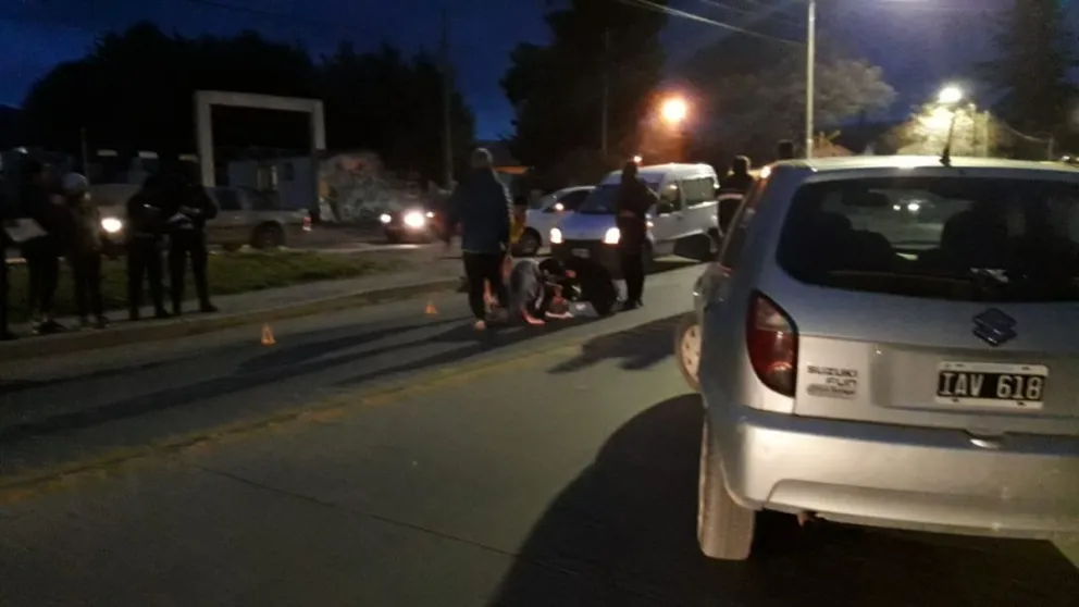 Un motociclista atropelló a otro hombre que cruzaba el sector de las vías en el Ñireco 