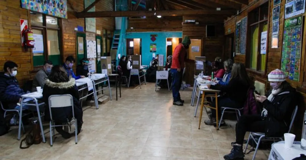 Denuncian que no quisieron dejar entrar a los fiscales en la Escuela Amuyén